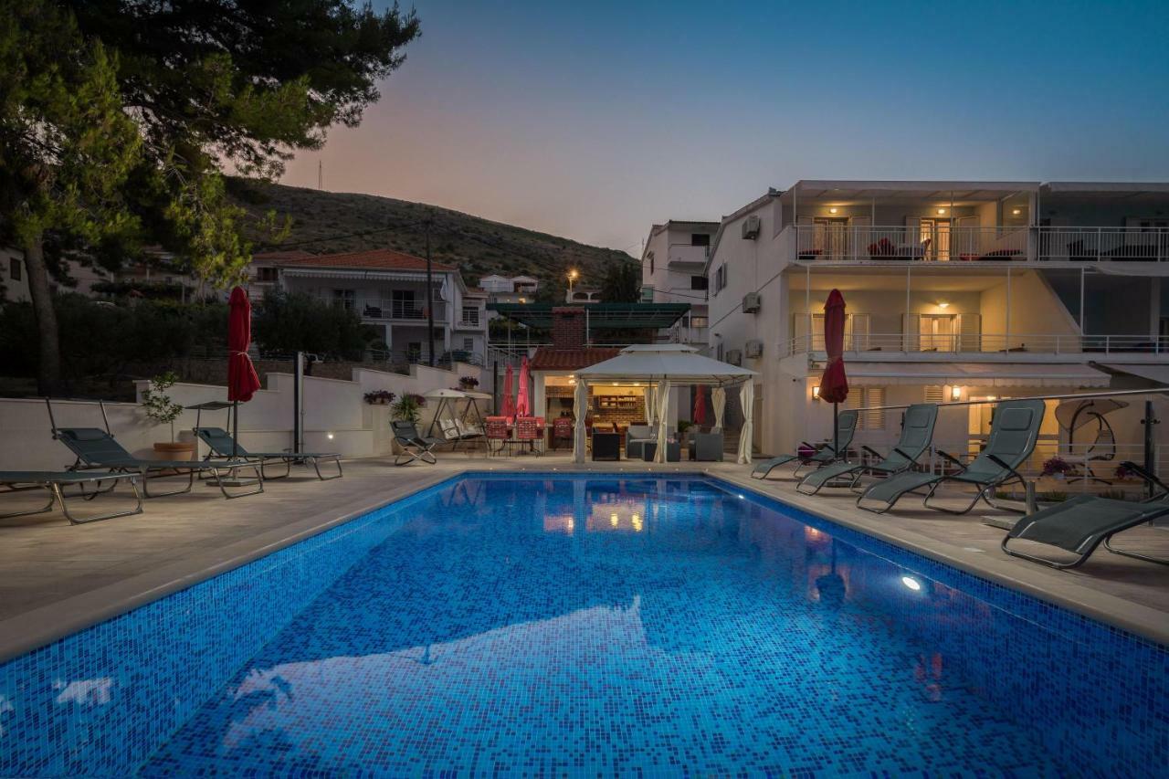 Gem Of The Sea Luxury Beach Apartment With Brand New Heating Infinity Pool Трогир Экстерьер фото